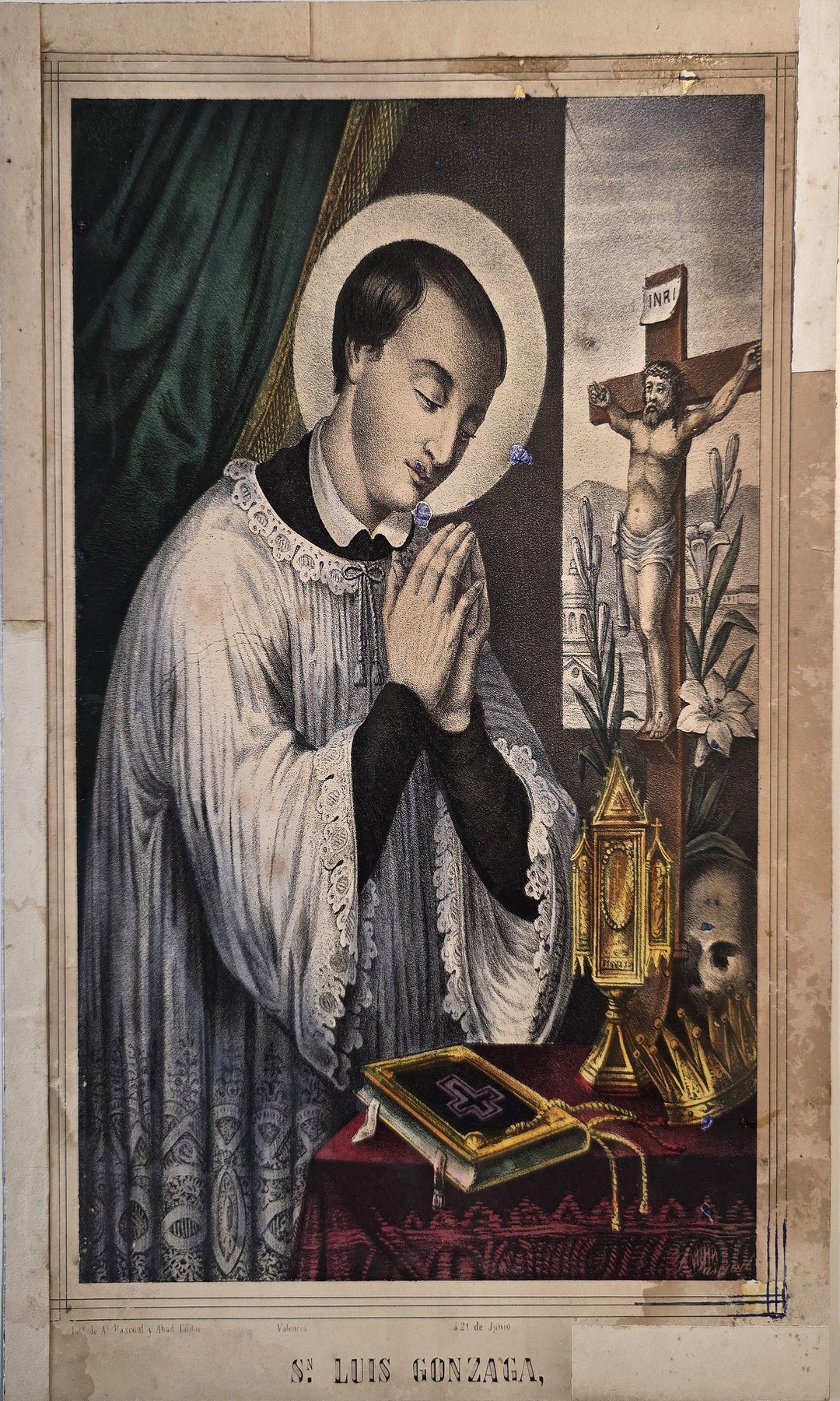 eines betenden Geistlichen im dunklen Kirchenraum