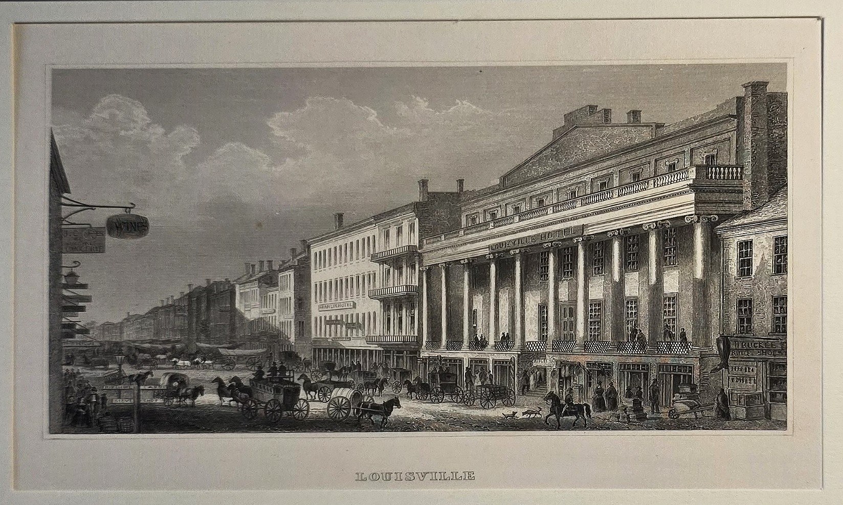 Lange Uferfront mit Säulenfassade und Verkehr