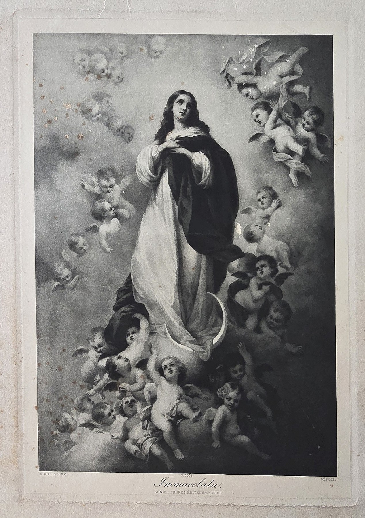 Sakrale historische Darstellung – der Madonna in Wolken mit zahlreichen Engeln