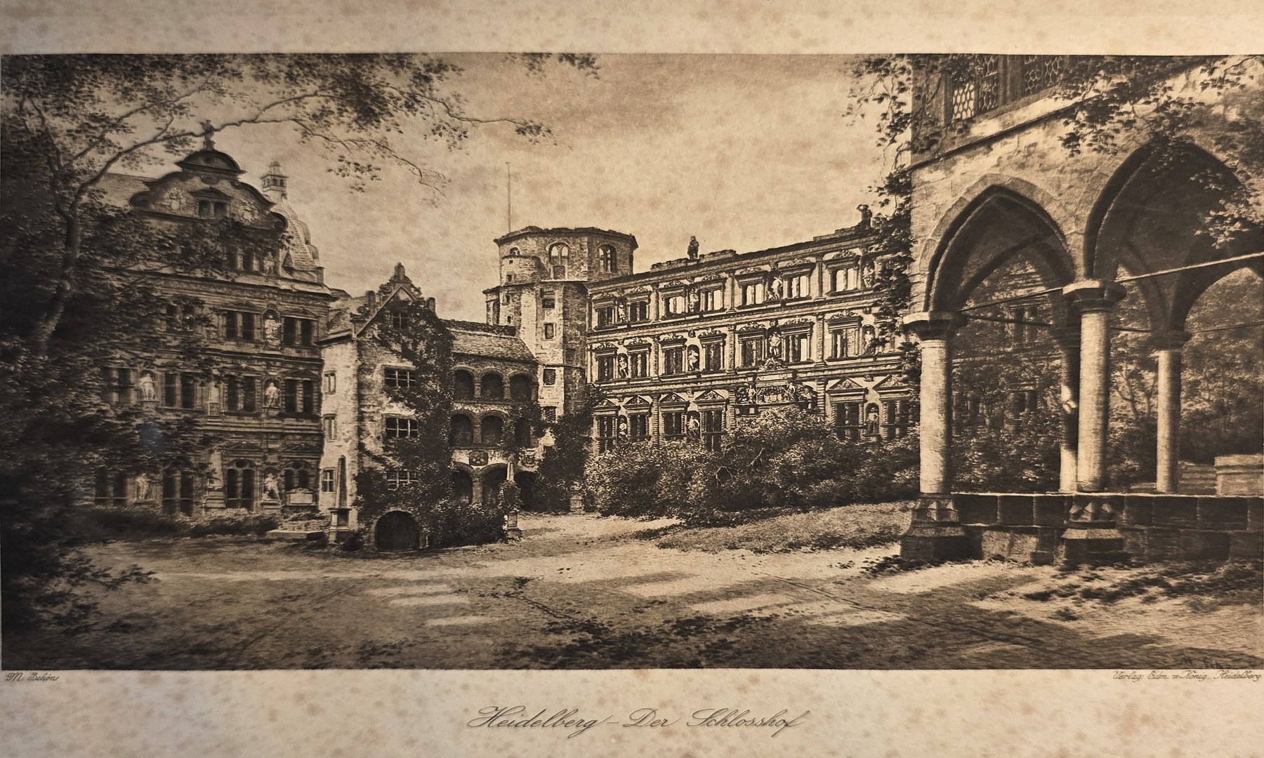 Historischer Arkadenhof mit repräsentativer Architektur